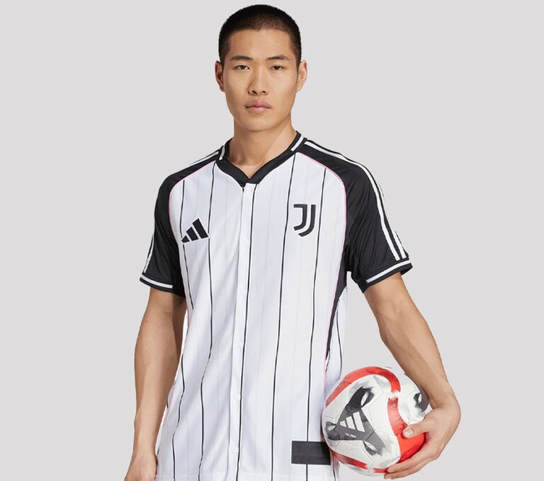 Ragazzo con maglia Juve e pallone da calcio