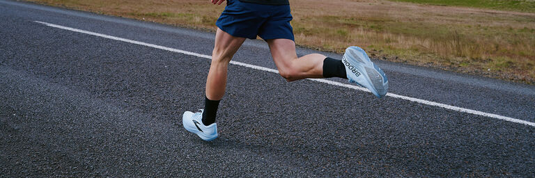 Ragazzo che corre su strada