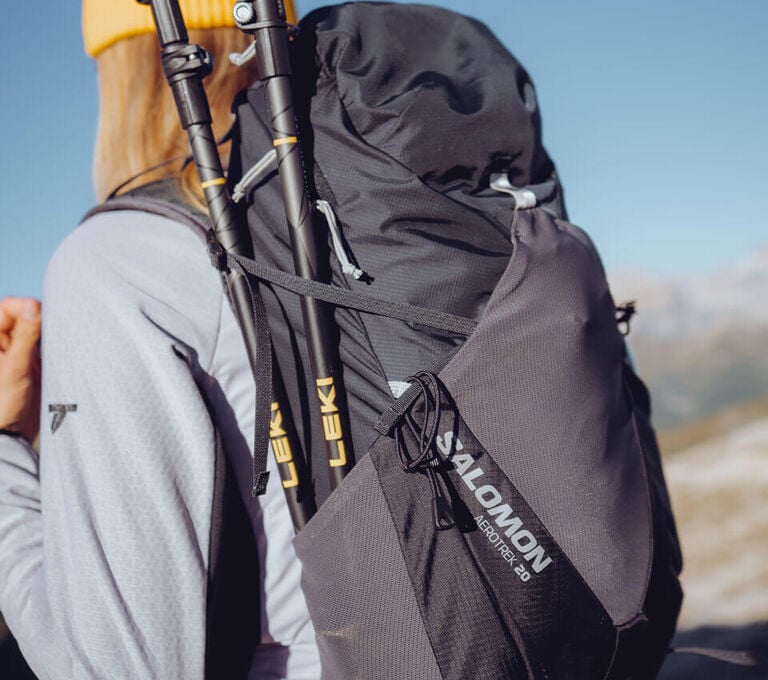 Focus su zaino trekking Salomon e bastoncini trekking Leki