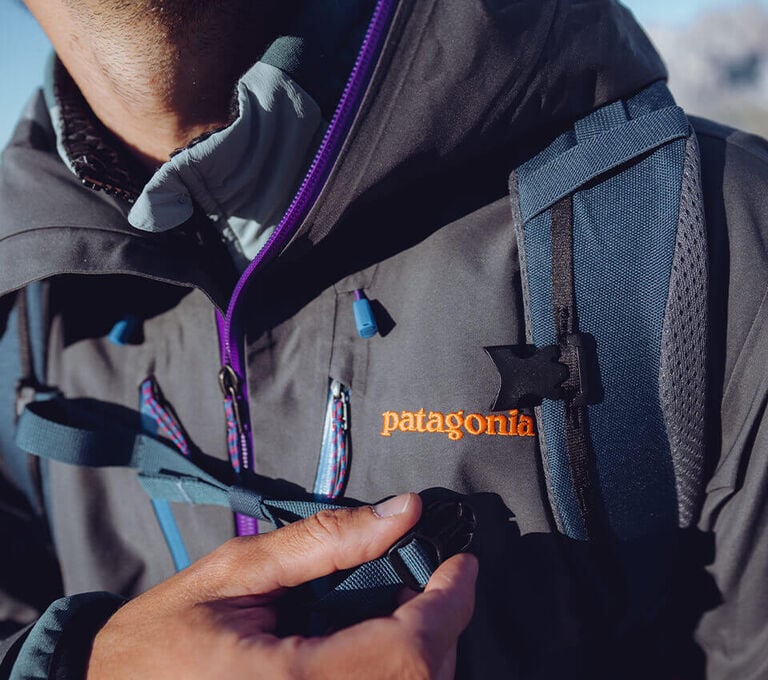 Focus su zaino e abbigliamento ultra tecnico da montagna Patagonia