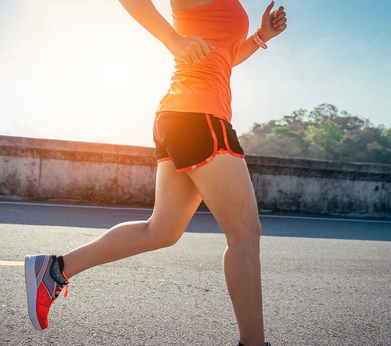 Ragazza che indossa pantaloncini da running