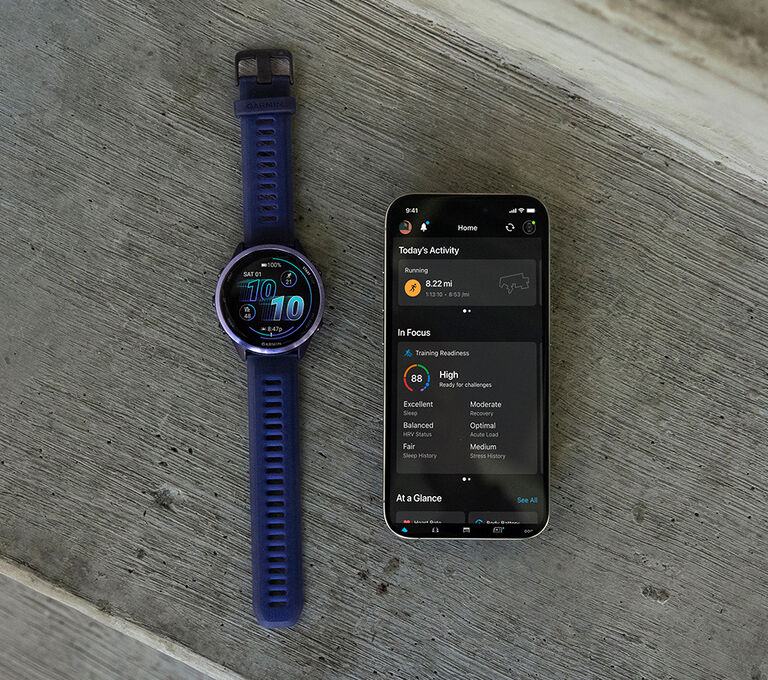 Smartwatch collegato al cellulare sul tavolo
