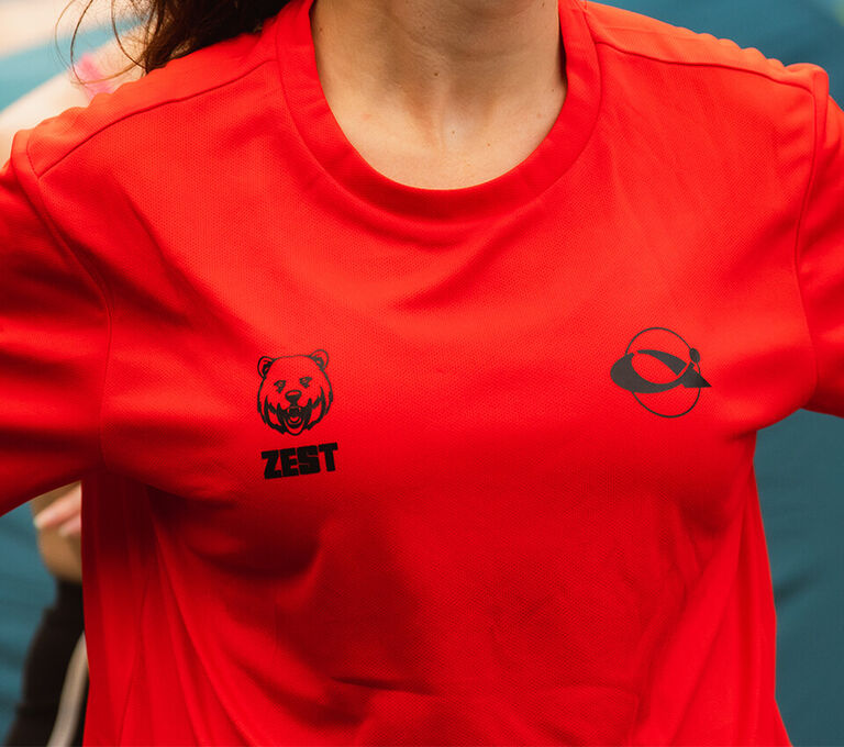 Ragazza che indossa tshirt rossa di Zest e Cisalfa