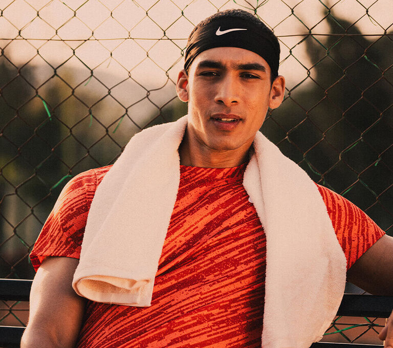 Ragazzo che indossa abbigliamento da tennis