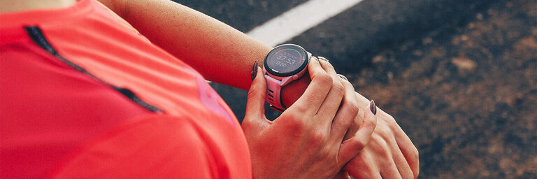 Ragazza che monitora il suo allenamento sul suo orologio Garmin Forerunner