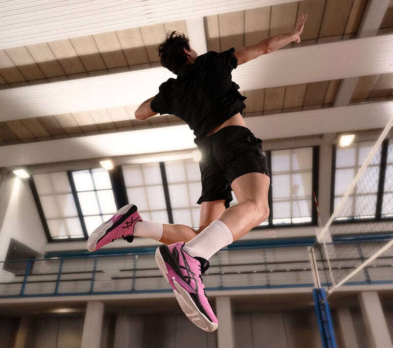 Ragazzo che gioca a pallavolo