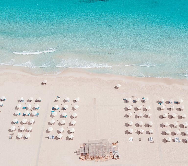 Spiaggia con ombrelloni vista dall'alto