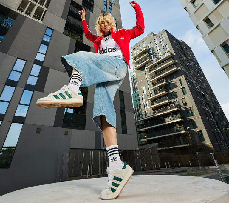 Ragazza che indossa adidas Campus in contesto cittadino