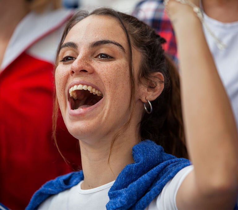 Ragazza che fa il tifo allo stadio