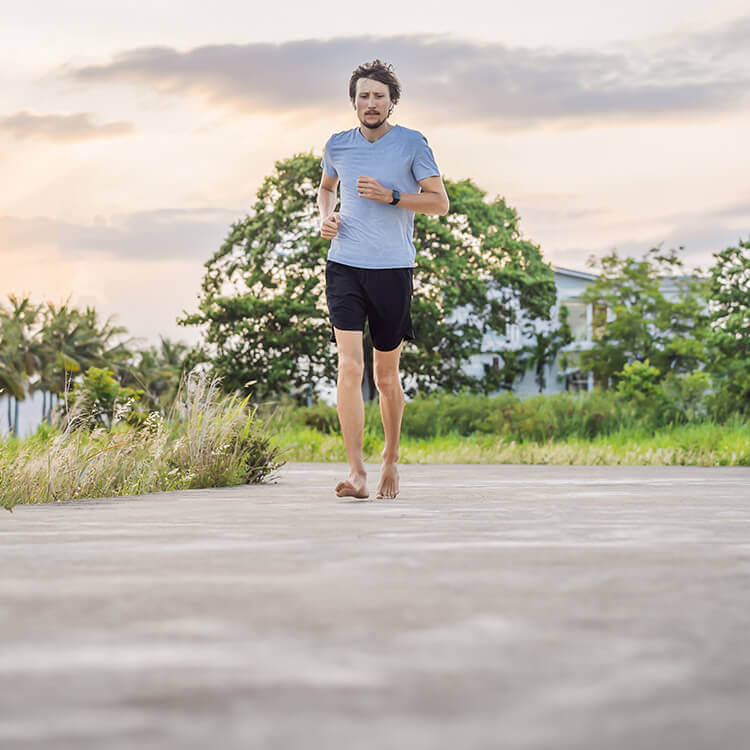 Ragazzo che corre scalzo