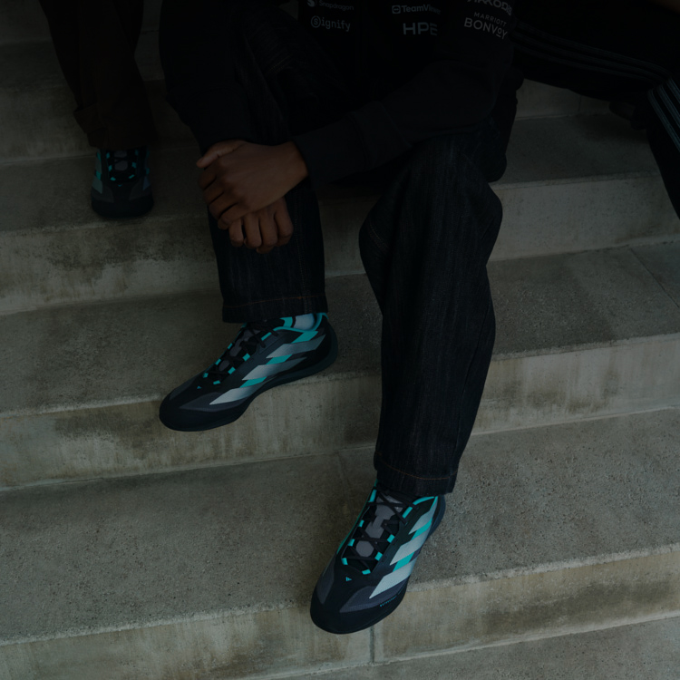 Gruppo di ragazzi che indossa abbigliamento FAN adidas Motorsport
