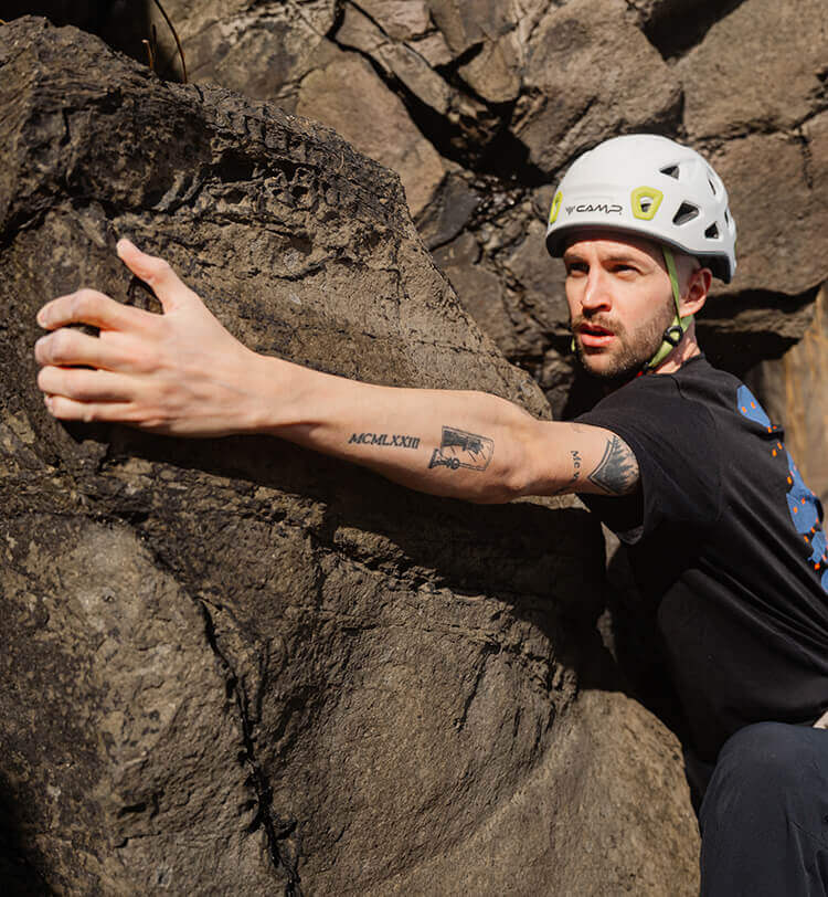 Ragazzo che si arrampica su roccia