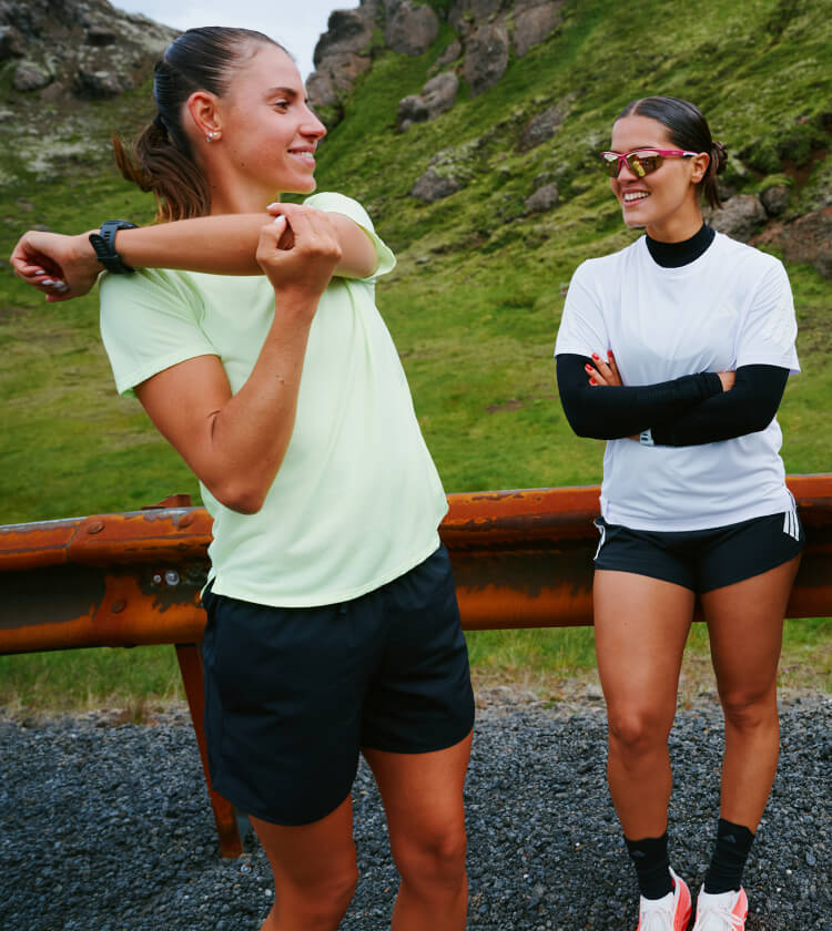Ragazze che si preparano a correre su strada