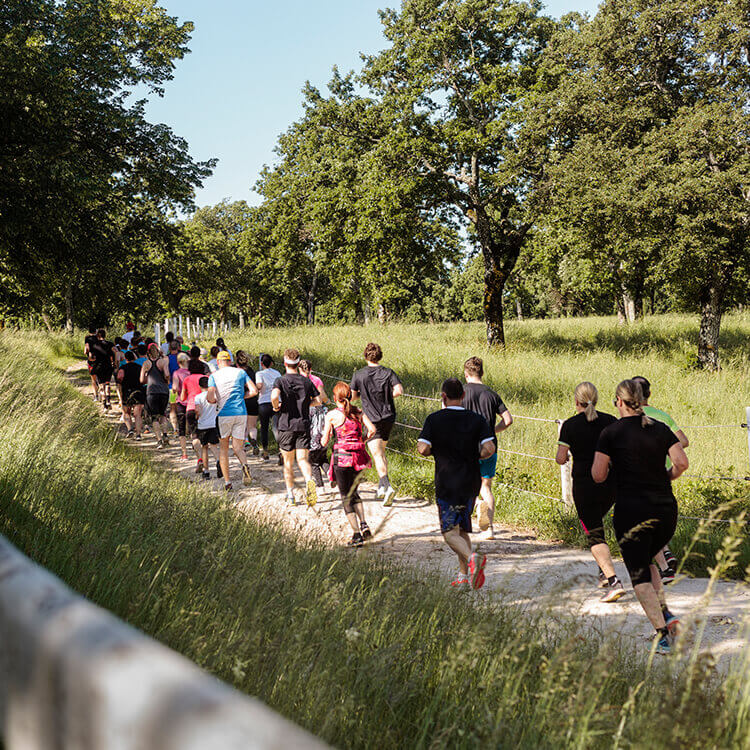 Persone che corrono con calze da running
