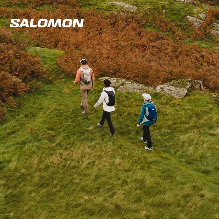 Ragazzi che fanno trekking in montagna con scarpe Salomon X-Ultra 360
