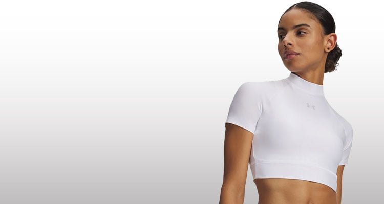 Ragazza che indossa top fitness Under Armour bianco