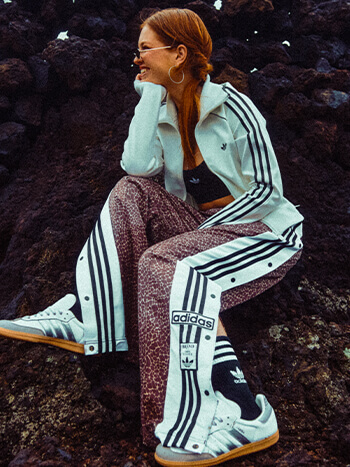 Ragaza che indossa un completo adidas