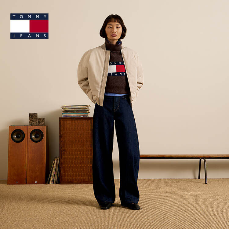 Ragazza che indossa outfit Tommy Jeans