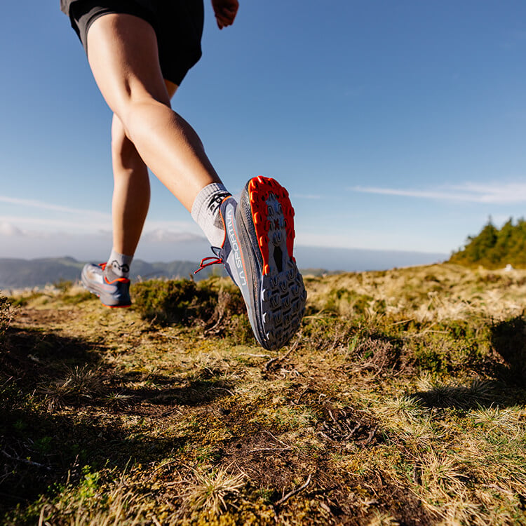 Ragazza che corre in montagna