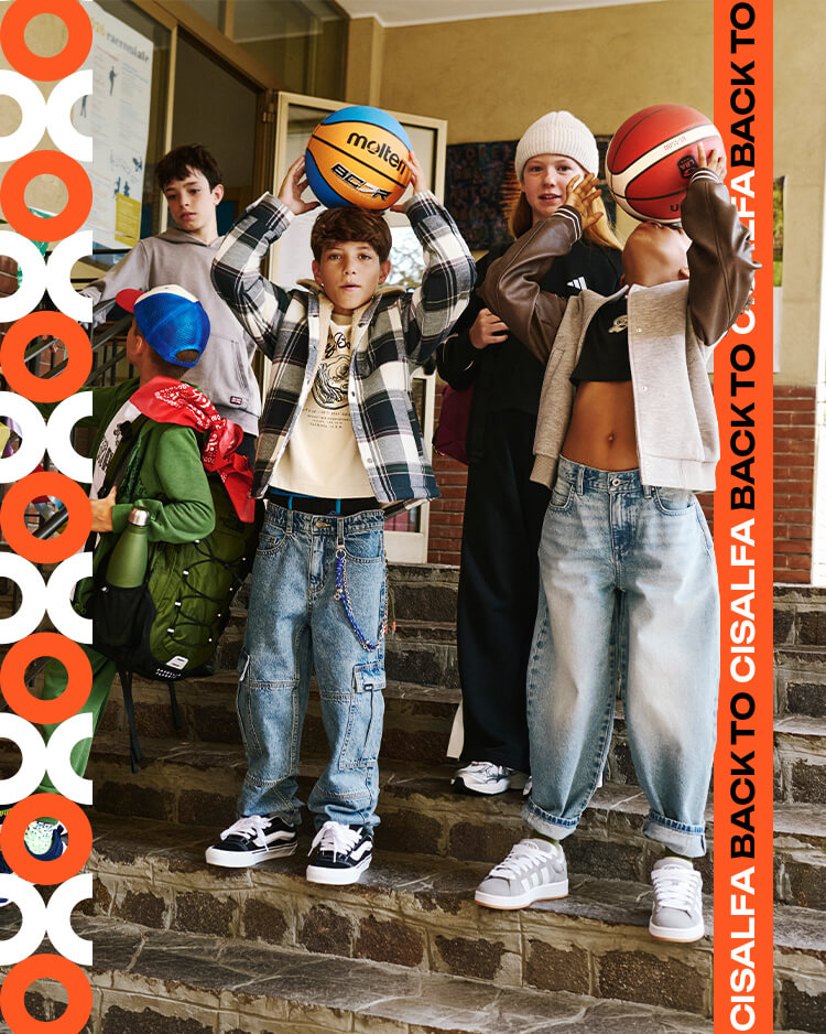 Gruppo di bambini a scuola vestiti lifestyle