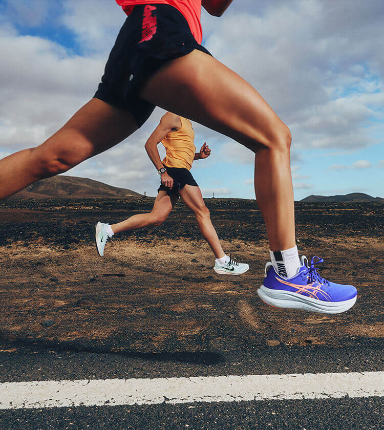 Gruppo di ragazzi che corre in citt&agrave; con fucos sulle scarpe da running