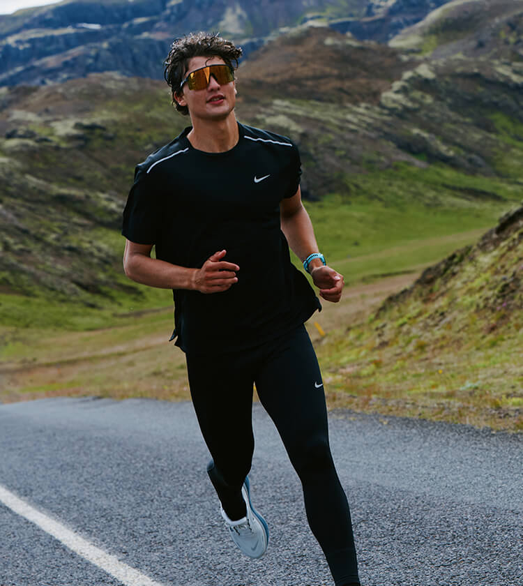 Ragazzo che indossa tshirt running tecnica di adidas