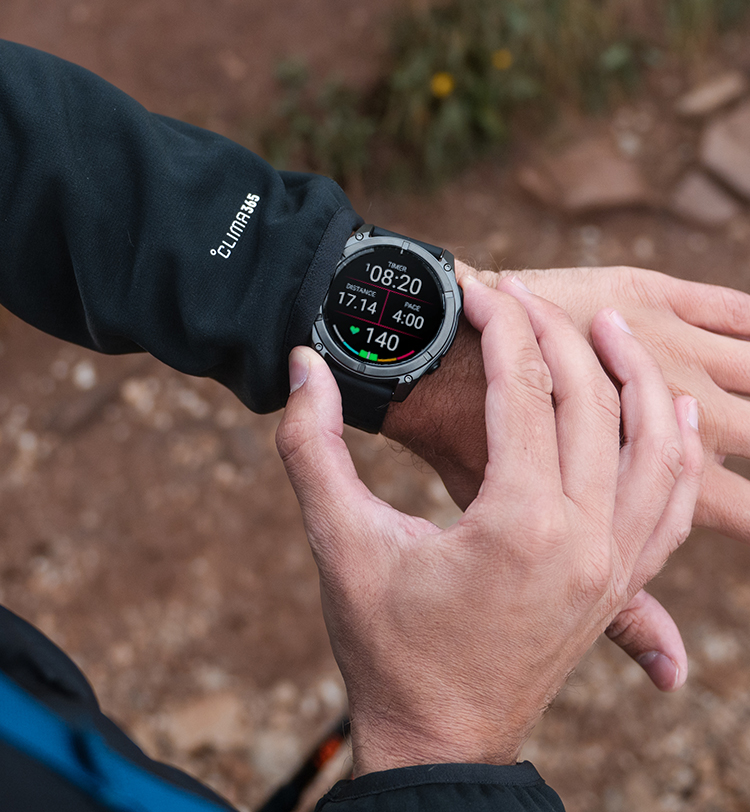 Ragazzo che indossa durante un trekking orologio Garmin