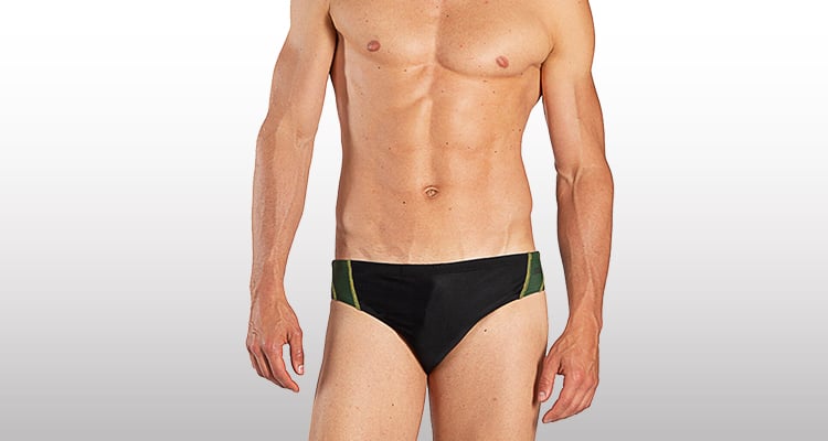 Uomo con costume da piscina