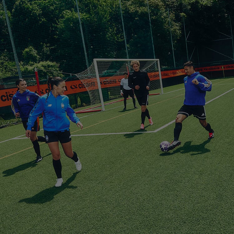 Ragazzi che giocano a calcio in campo