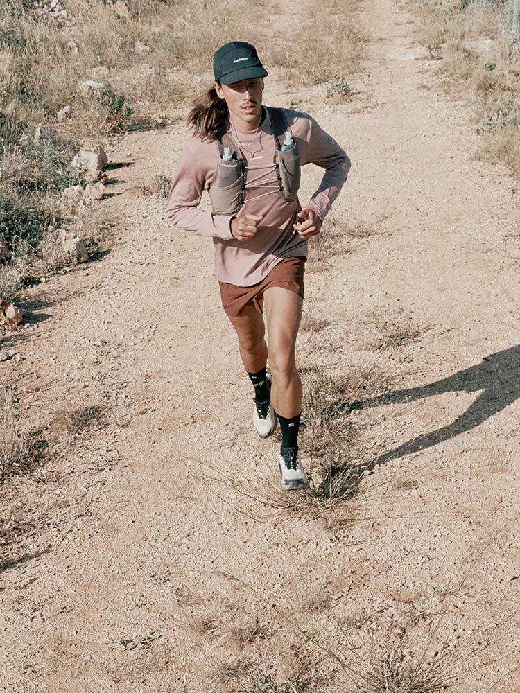 Ragazza che corre con scarpe da running Salomon
