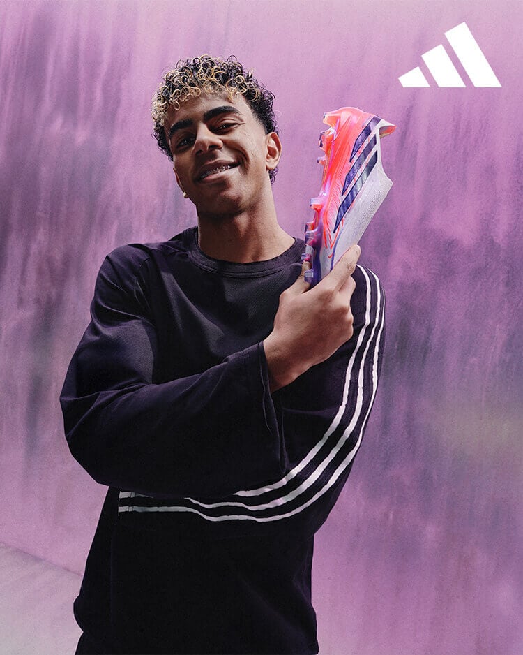 Yamal che tiene scarpe da calcio adidas F50