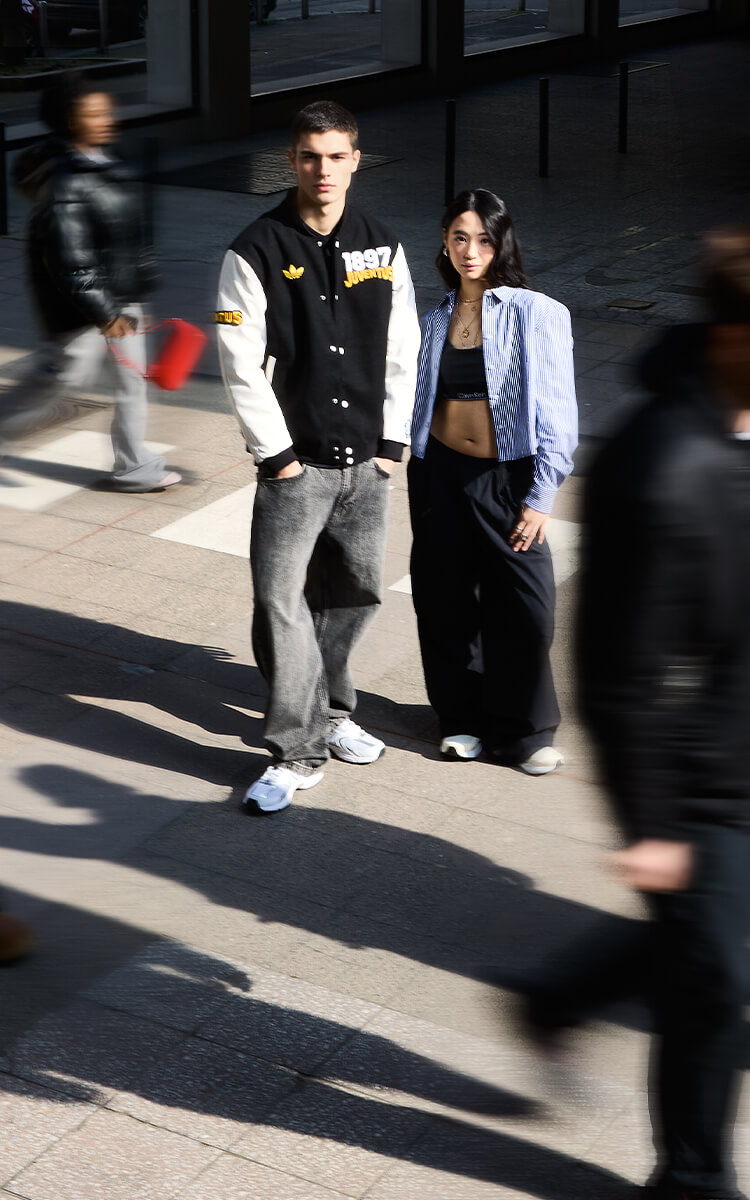 Ragazzo e ragazza in mezzo alla folla