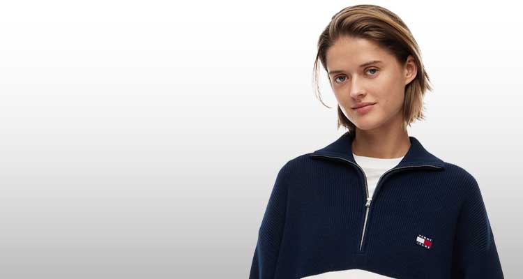 Ragazza che indossa felpa Tommy Jeans