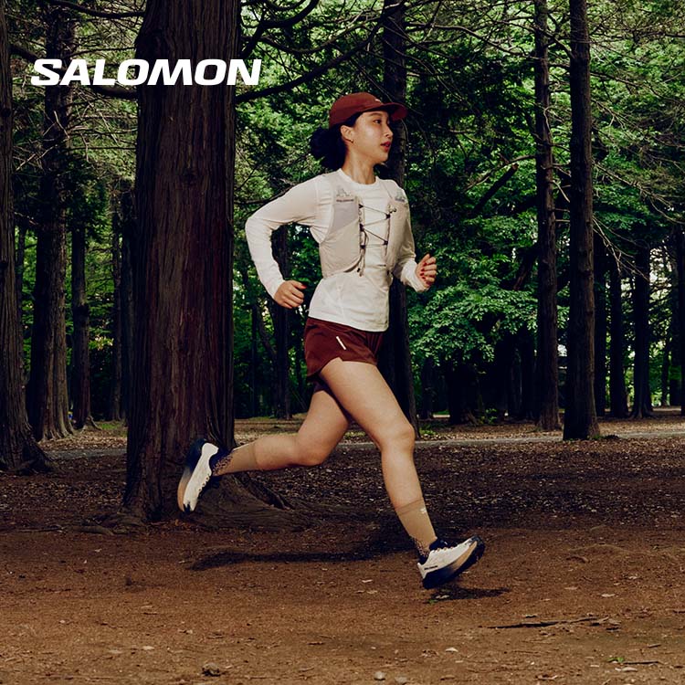 Ragazzi che corrono con scarpe Salomon Gravel