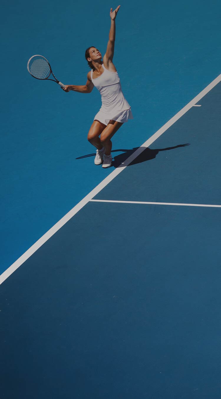 Ragazza che gioca a tennis e apre con un servizio