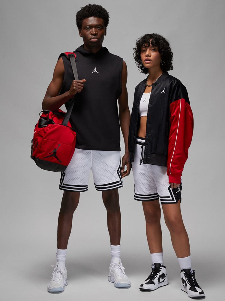 Due ragazzi che indossano apparel  e accessori Jordan