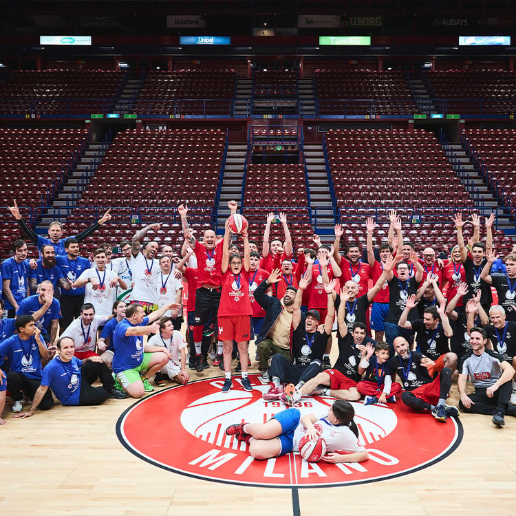 Team atleti di Special Olympics che festeggia
