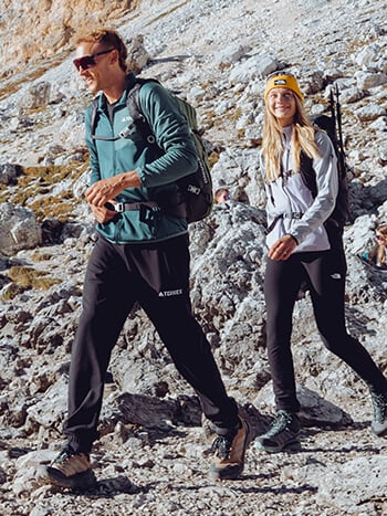 Ragazzi che fanno trekking