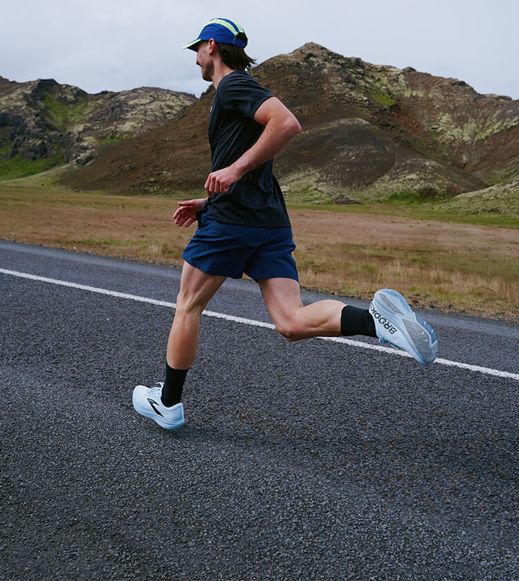 Ragazzo che corre su strada
