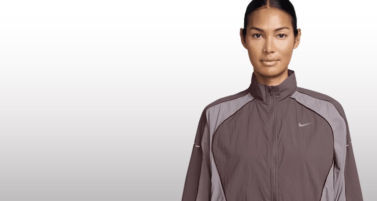 Ragazza che indossa giacca running Nike