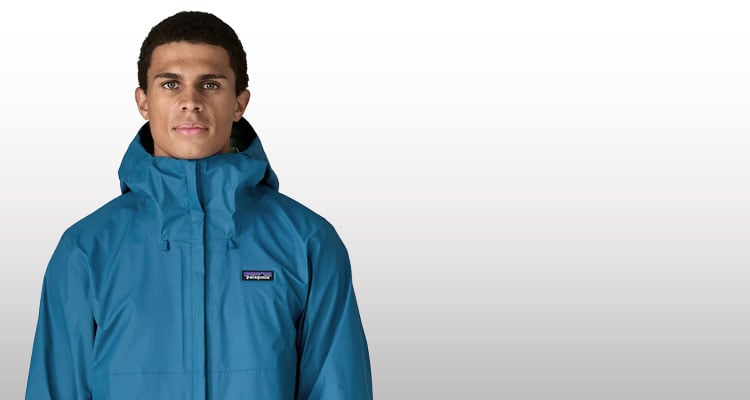 Ragazzo che indossa shell Patagonia blu