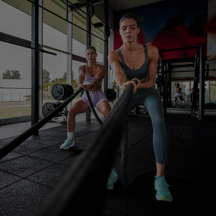 Ragazze durante una sessione Hyrox con abbigliamento Puma