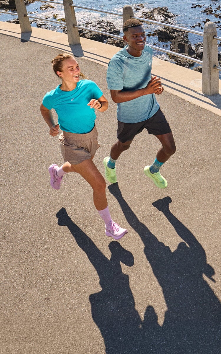 Ragazzi che corrono con scarpe da running Asics GT-2000 15