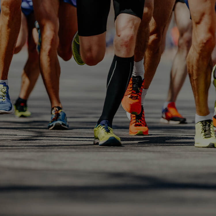 Persone che corrono con calze da running