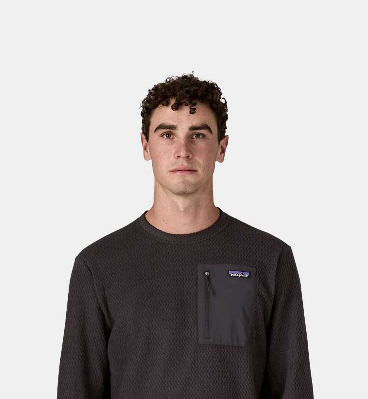 Ragazzo che indossa Pile Patagonia R1 nero