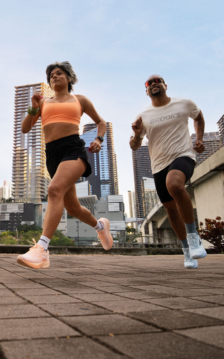 Ragazzi che corrono con scarpe da running Brooks Ghost AMP