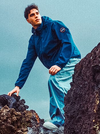 Ragazzo che indossa giacca e pantaloni autunnali