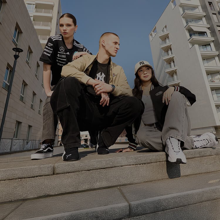 Gruppo di ragazzi vestiti athleisure