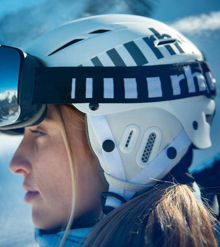 Ragazza che indossa casco sci RH+