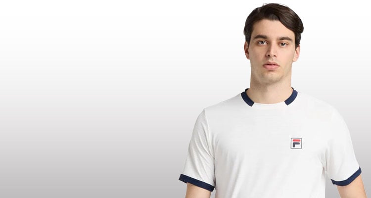Ragazzo che indossa t-shirt Fila bianca